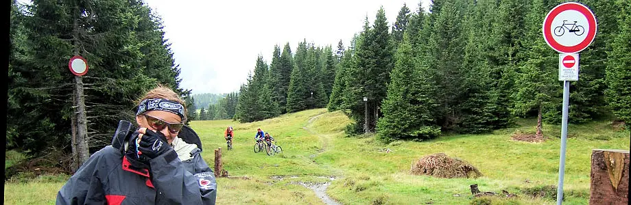 Mountainbiker Gegenverkehr