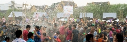 Songkran Thai Neujahr in Bangkok: Die weltgrößte Wasserschlacht und die Tradition